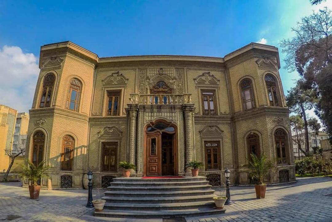 موزه آبگینه در خانه قوام 