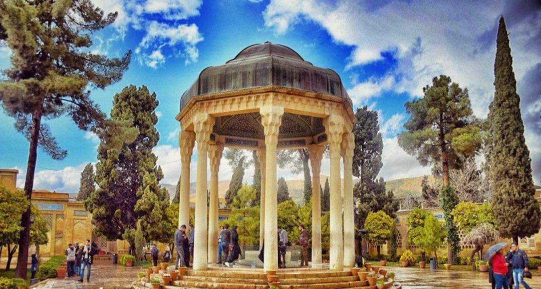 آرامگاه حافظ (حافظیه) در میان باغ سرسبز