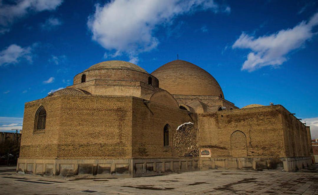 نمای بیرونی مسجد کبود زیر آسمان آبی