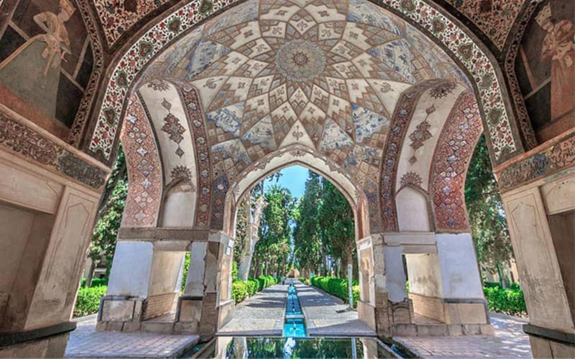 کوشک قاجار در باغ فین
