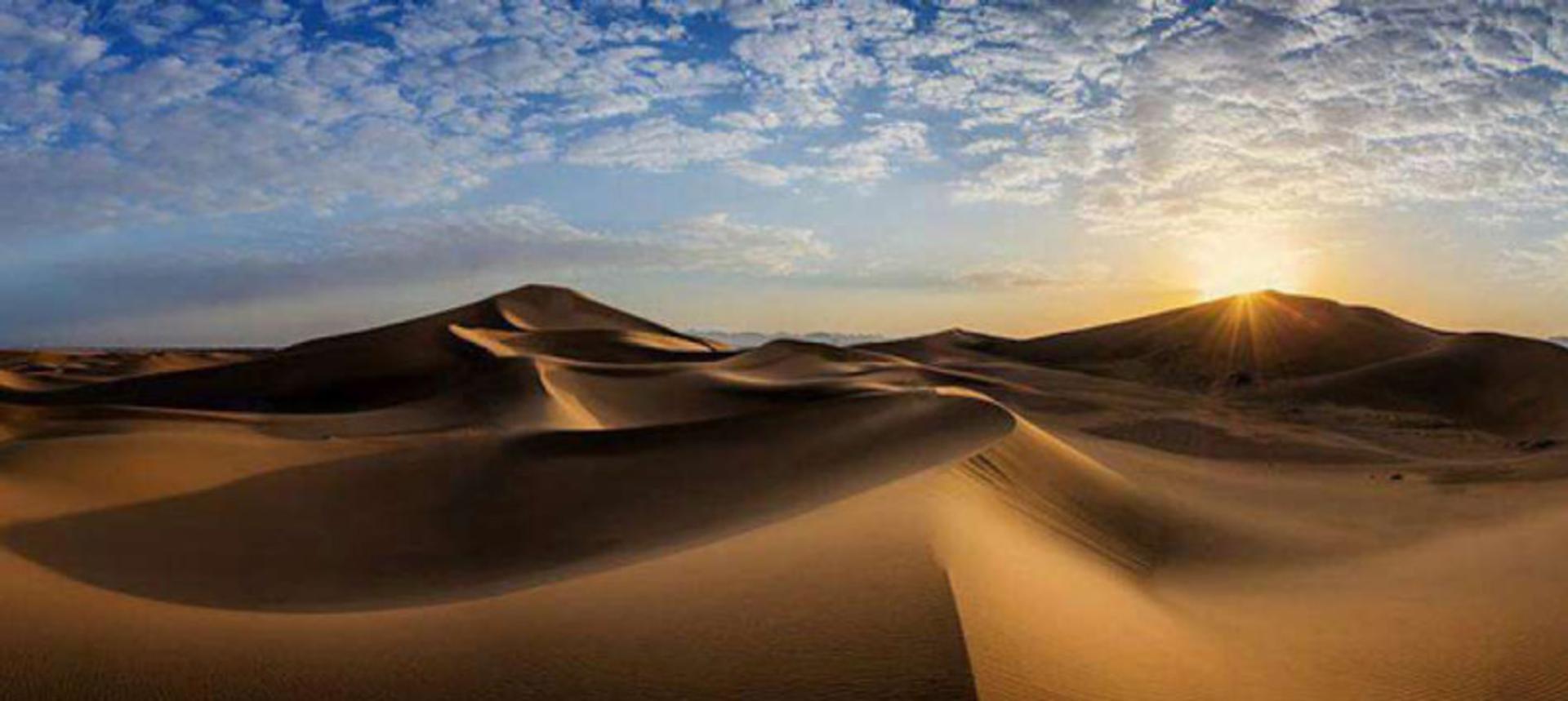 تپه‌های ماسه ای کویر کاراکال زیر آسمان پر ابر