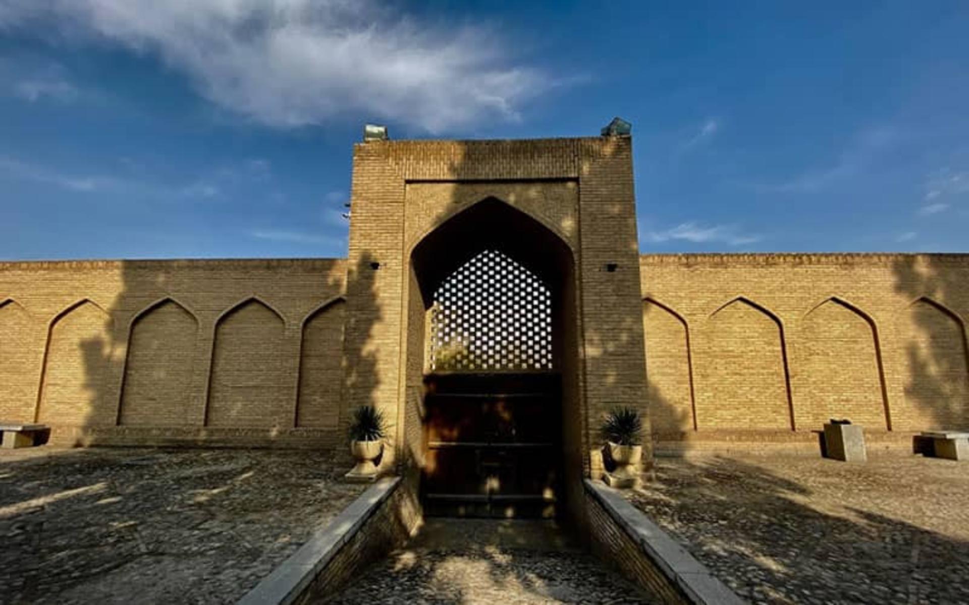 دیواری قدیمی با ایوانی مشبک