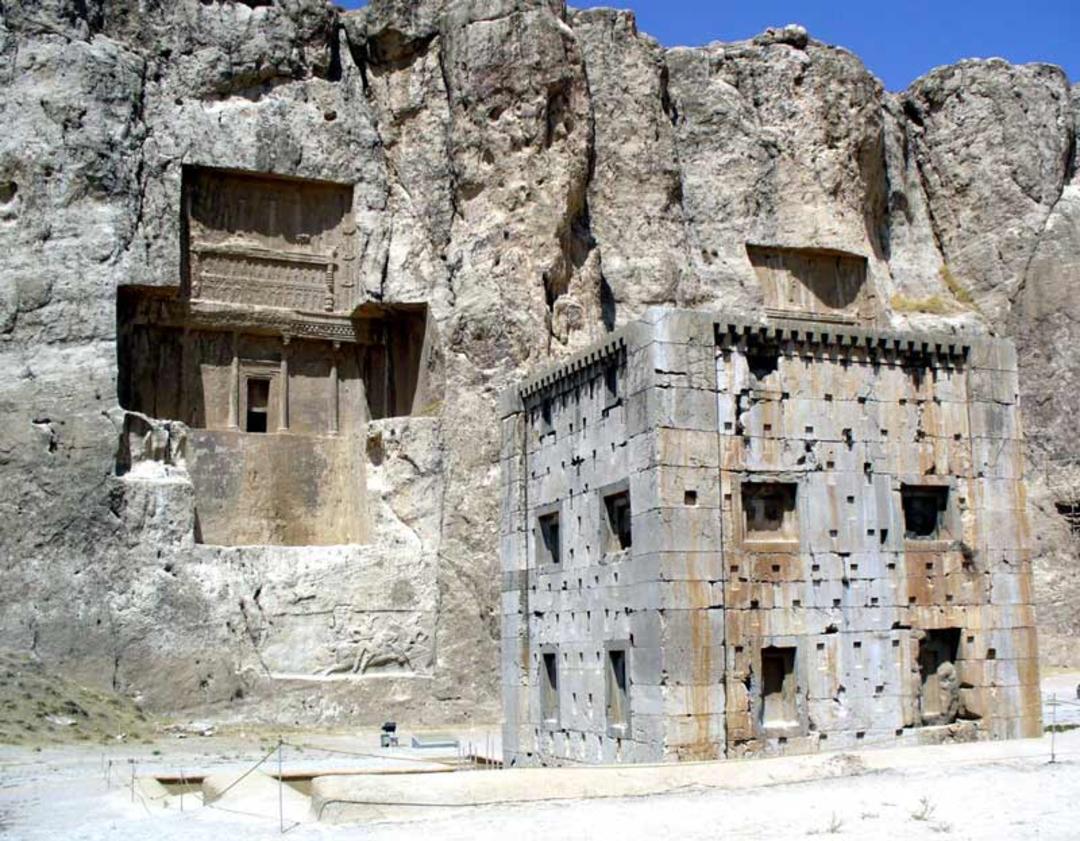 کعبه زرتشت در نقش رستم روبه‌روی آرامگاه های پادشاهان هخامنشی
