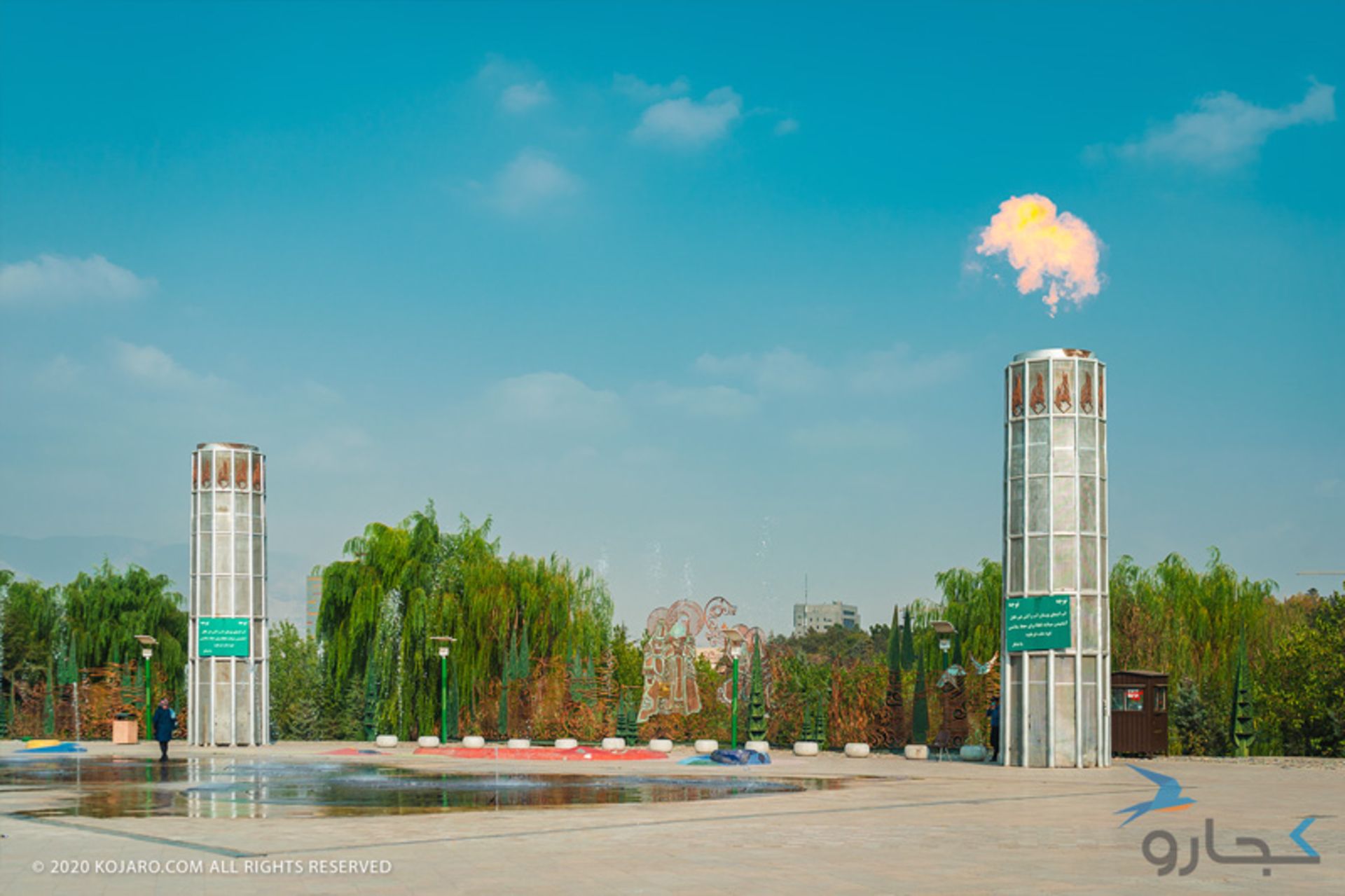 برج های آتش بوستان آب و آتش در اراضی عباس آباد