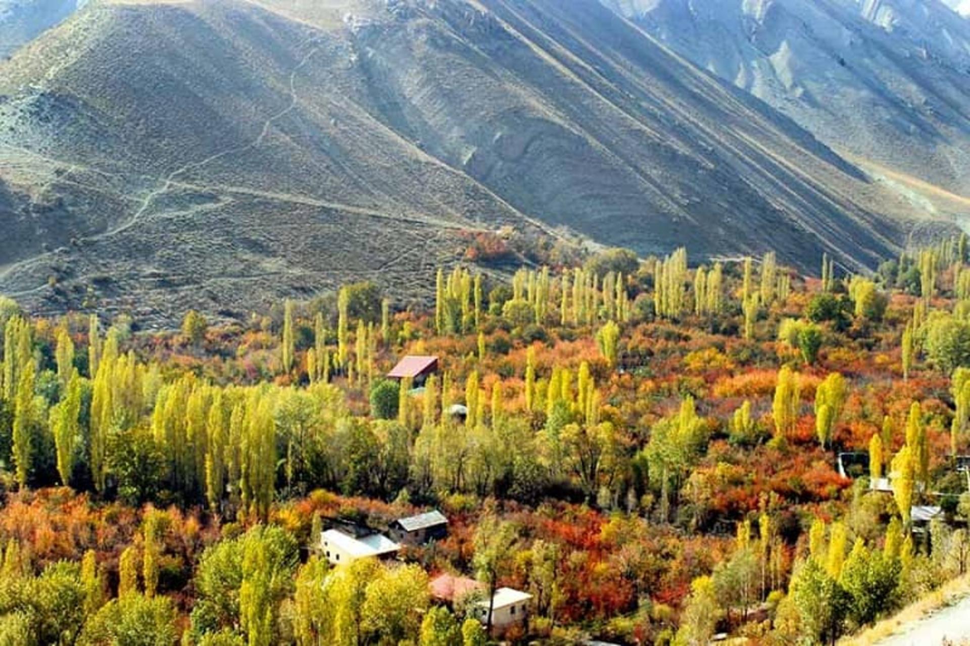 خانه های شهرستانک در پس زمینه پاییز