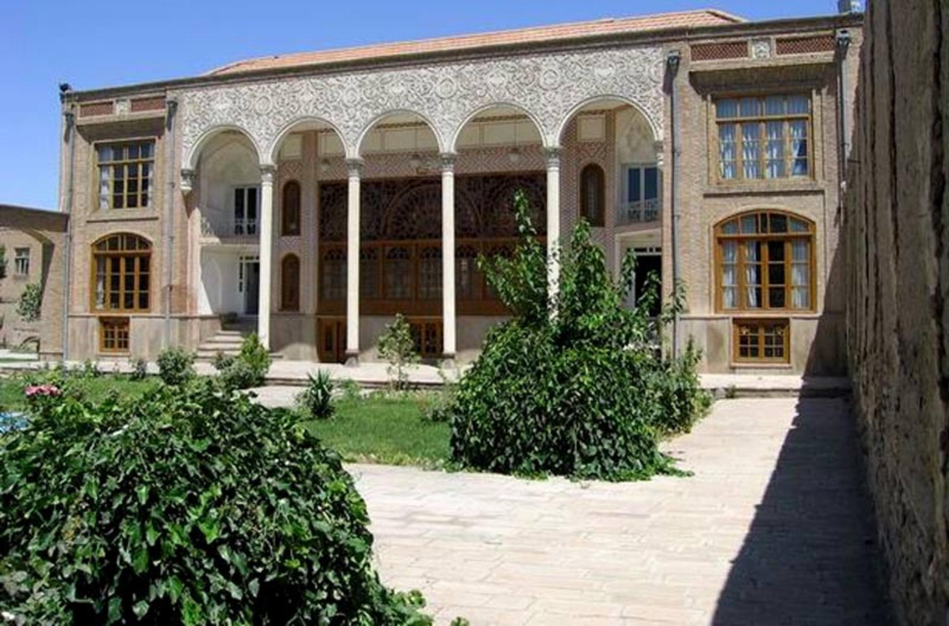 نمای ورودی خانه گنجه ای تبریز در میان درختان سرسبز