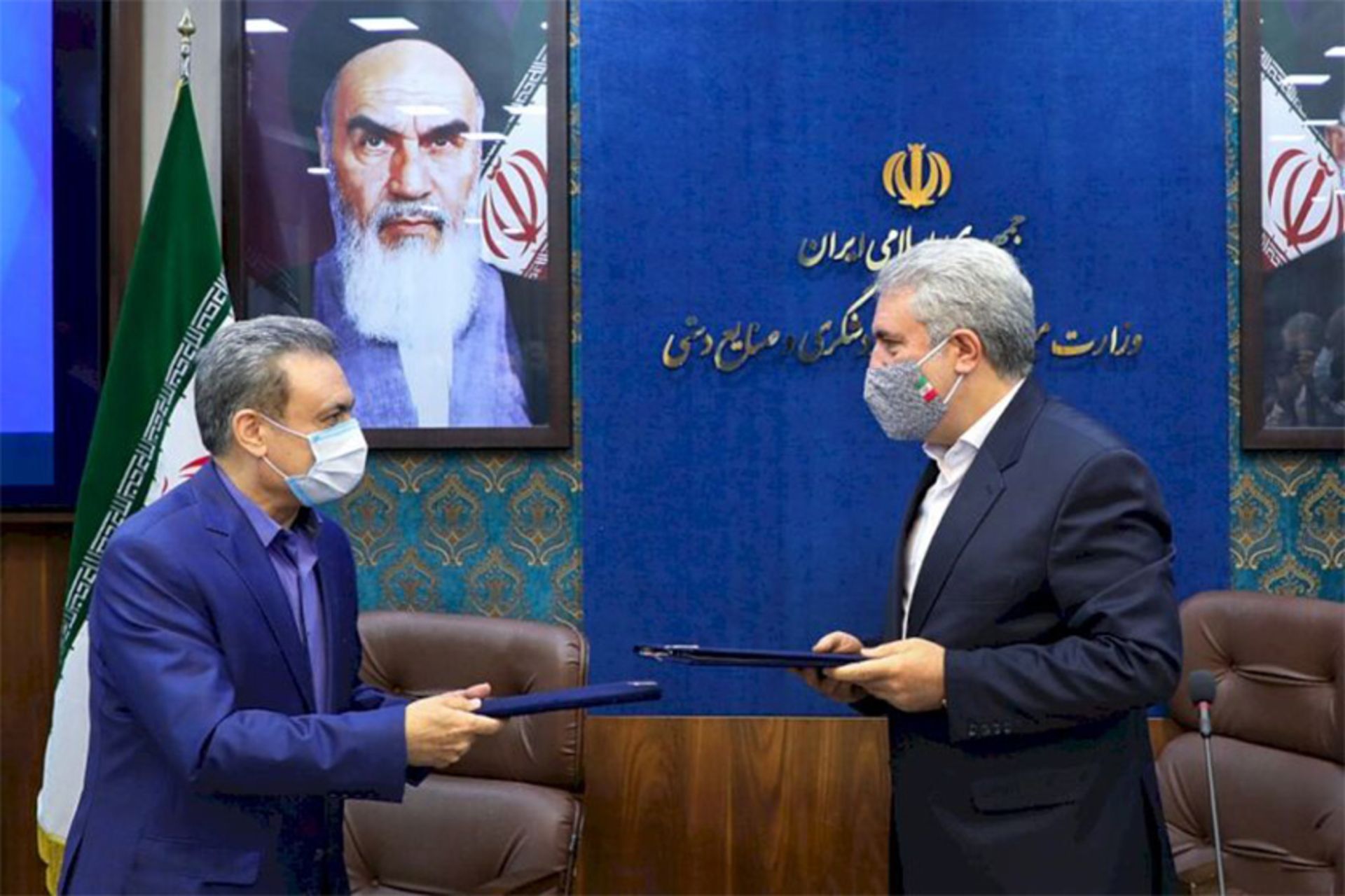 علی اصغر مونسان، وزیر میراث فرهنگی، گردشگری و صنایع دستی و محمد بیگدلی، مدیرعامل بانک ملت، در حال امضای تفاهم نامه سفر کارت ملت