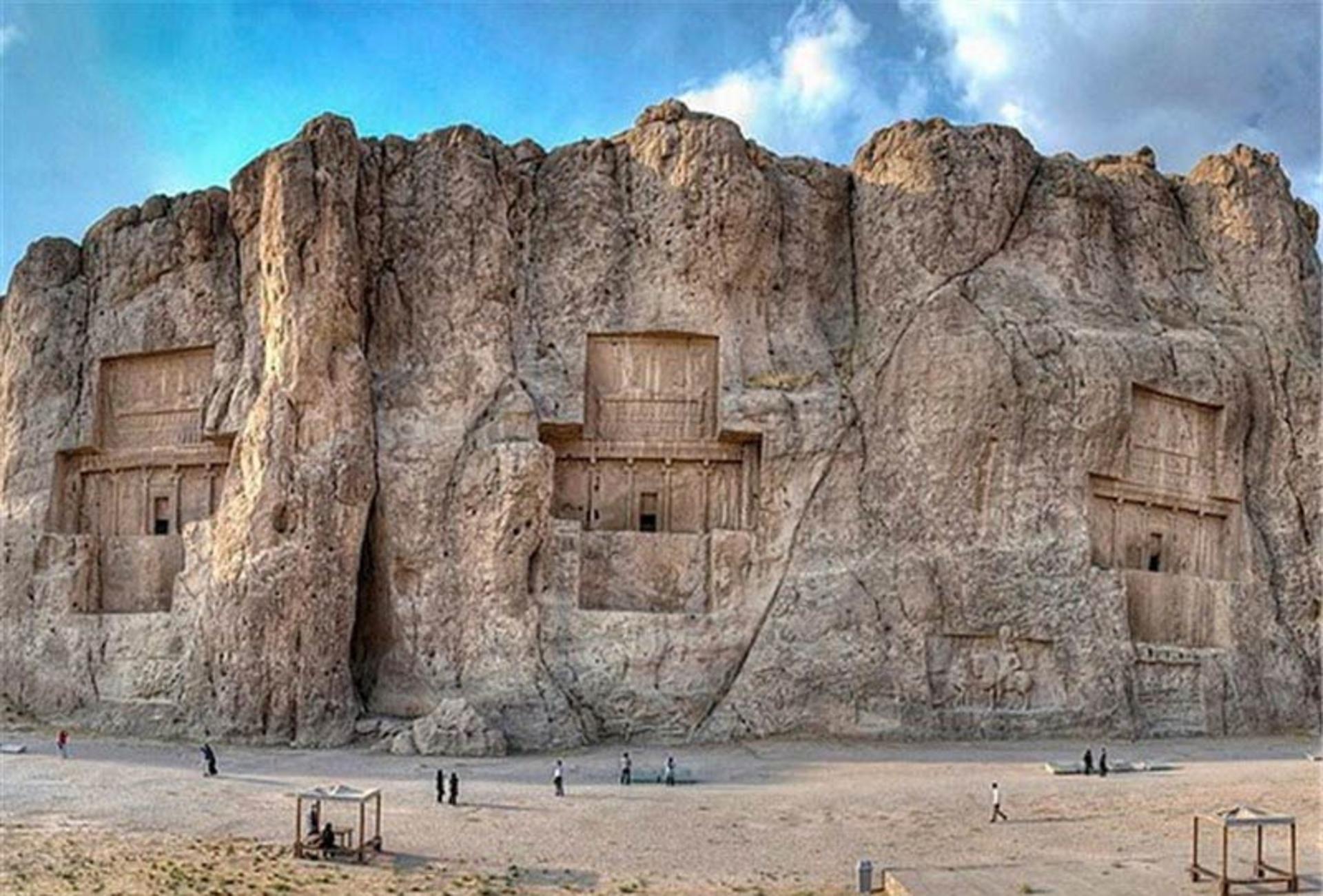 تصویر روبه رو از مقبره های نقش رستم