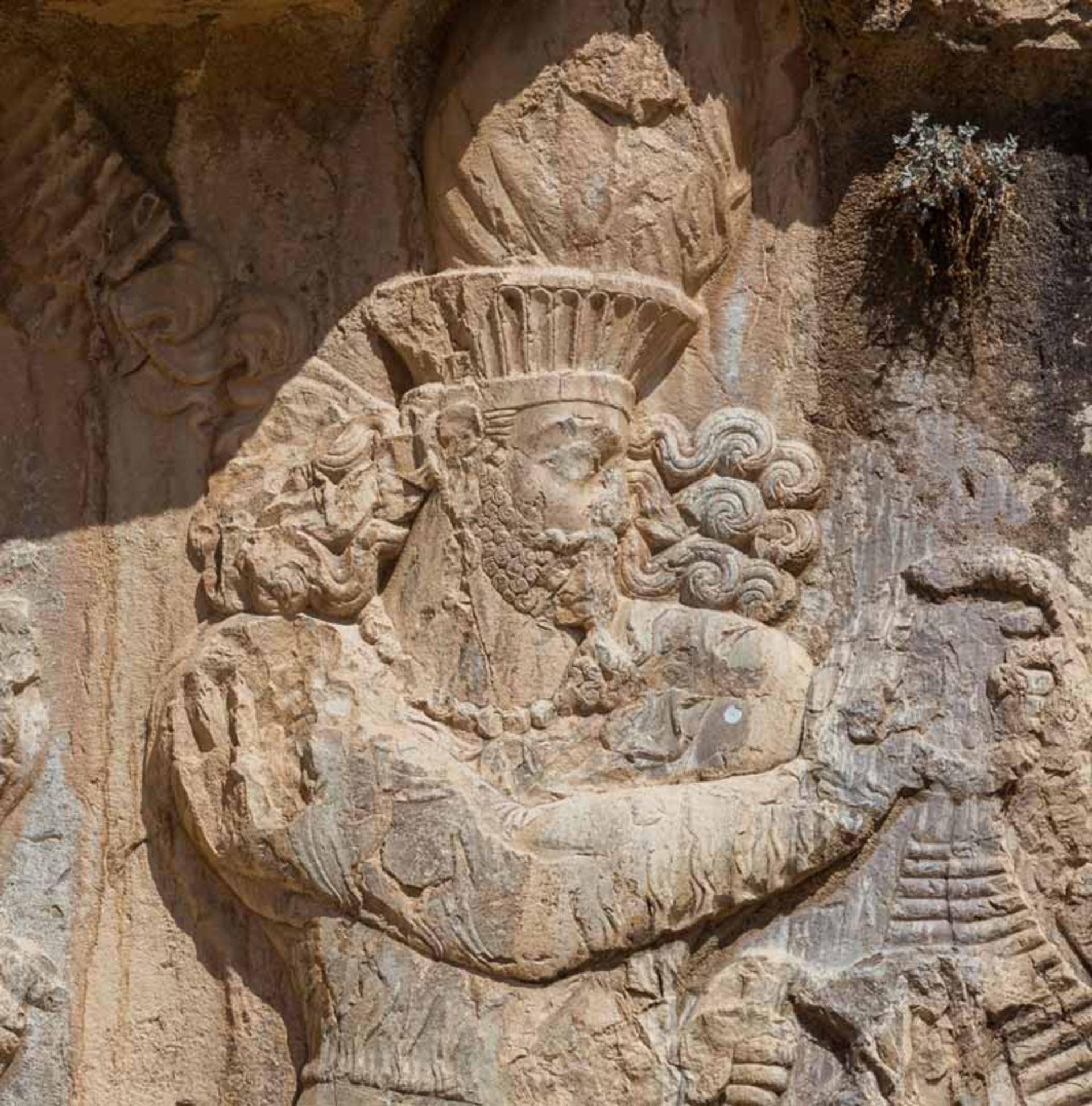 نمای نزدیک نقش برجسته نرسی در نقش رستم