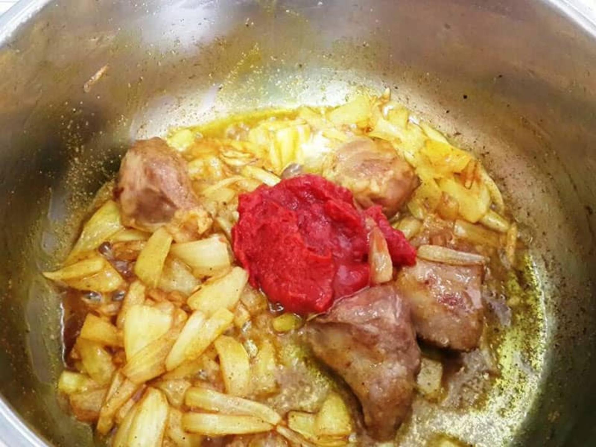 اضافه کردن رب به مخلوط پیاز و گوشت