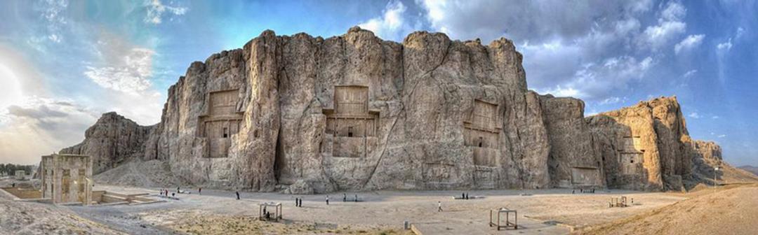 منطقه نقش رستم در میان کوه های فارس
