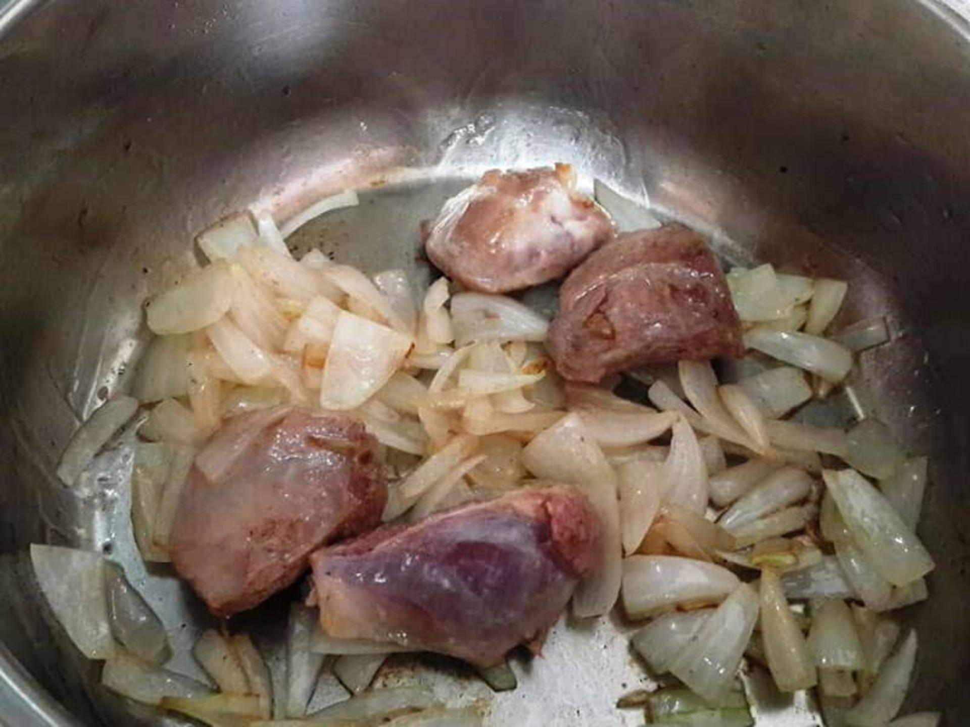 تفت دادن گوشت خورشتی و پیاز