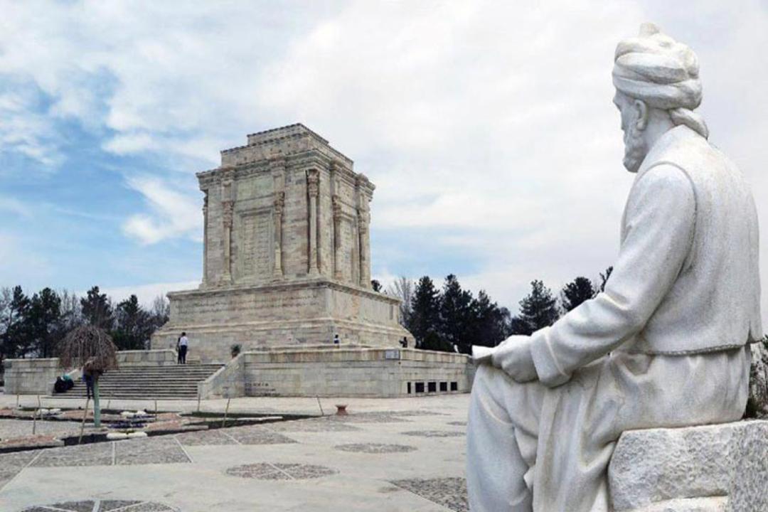 تندیس فردوسی در جوار آرامگاه فردوسی در توس
