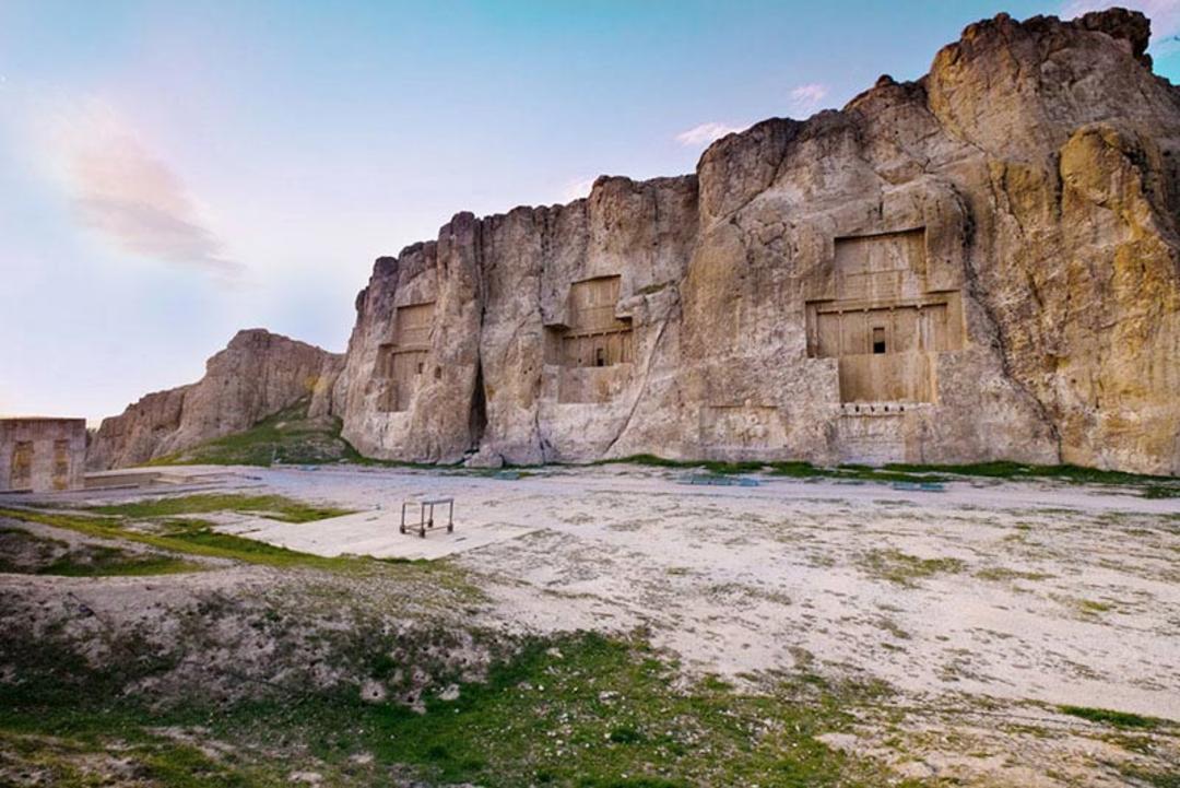 نمایی از مقبره های نقش رستم و کعبه زرتشت