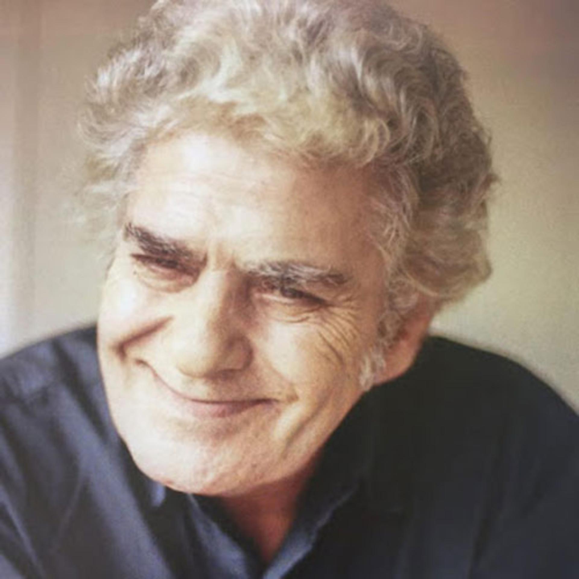 تصویر رنگی از احمد شاملو در میانسالی