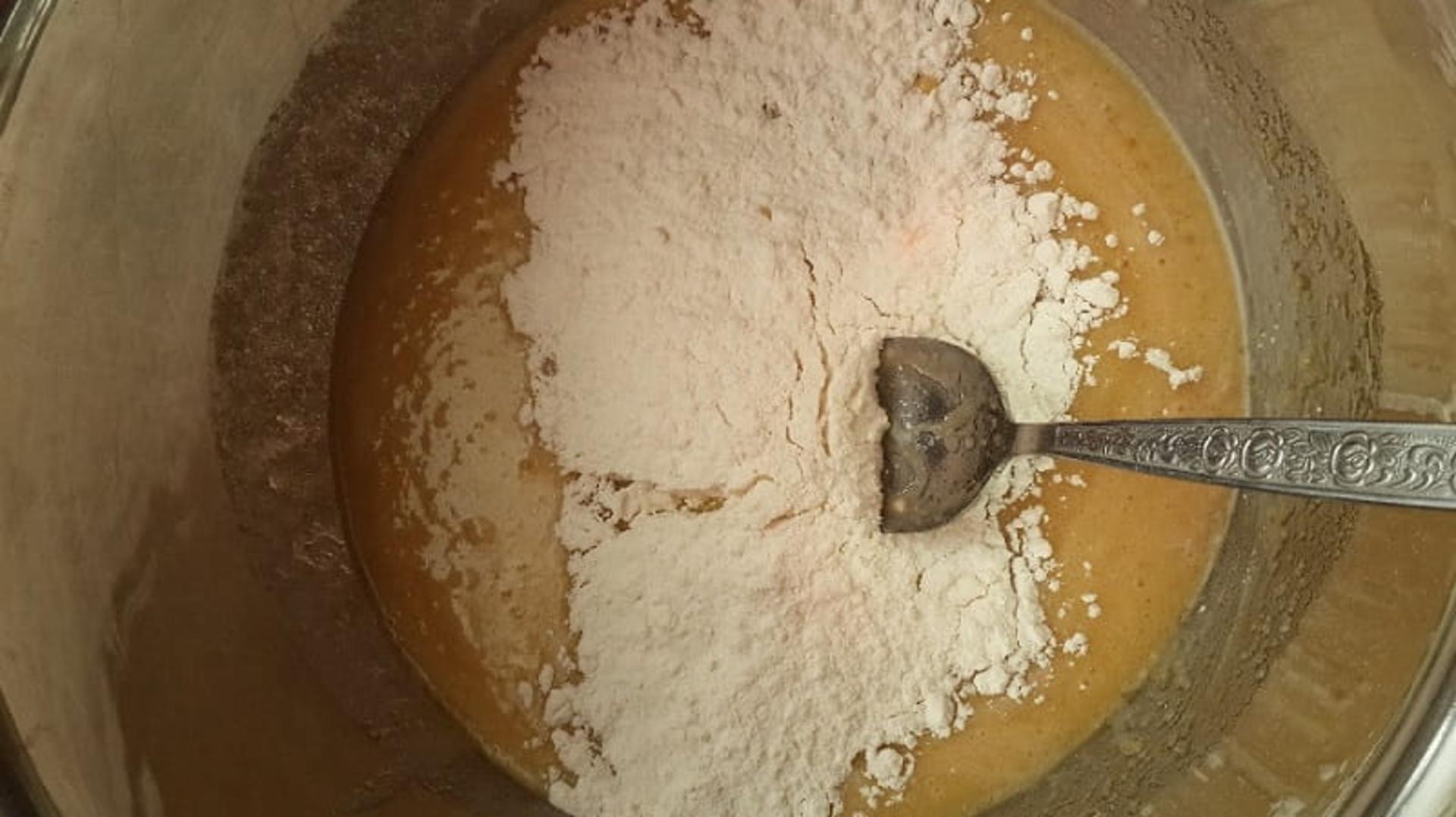 افزودن آرد به خمیر