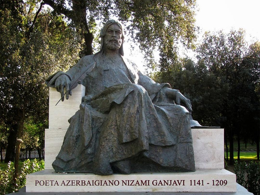 مجسمه نظامی گنجوی در محوطه آرامگاه