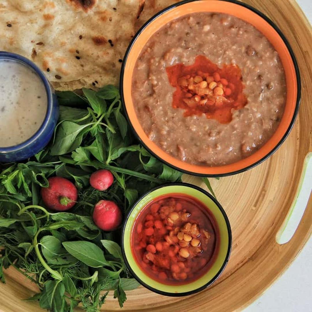 شله مشهدی در کنار خورش قیمه و سبزی خوردن و نان