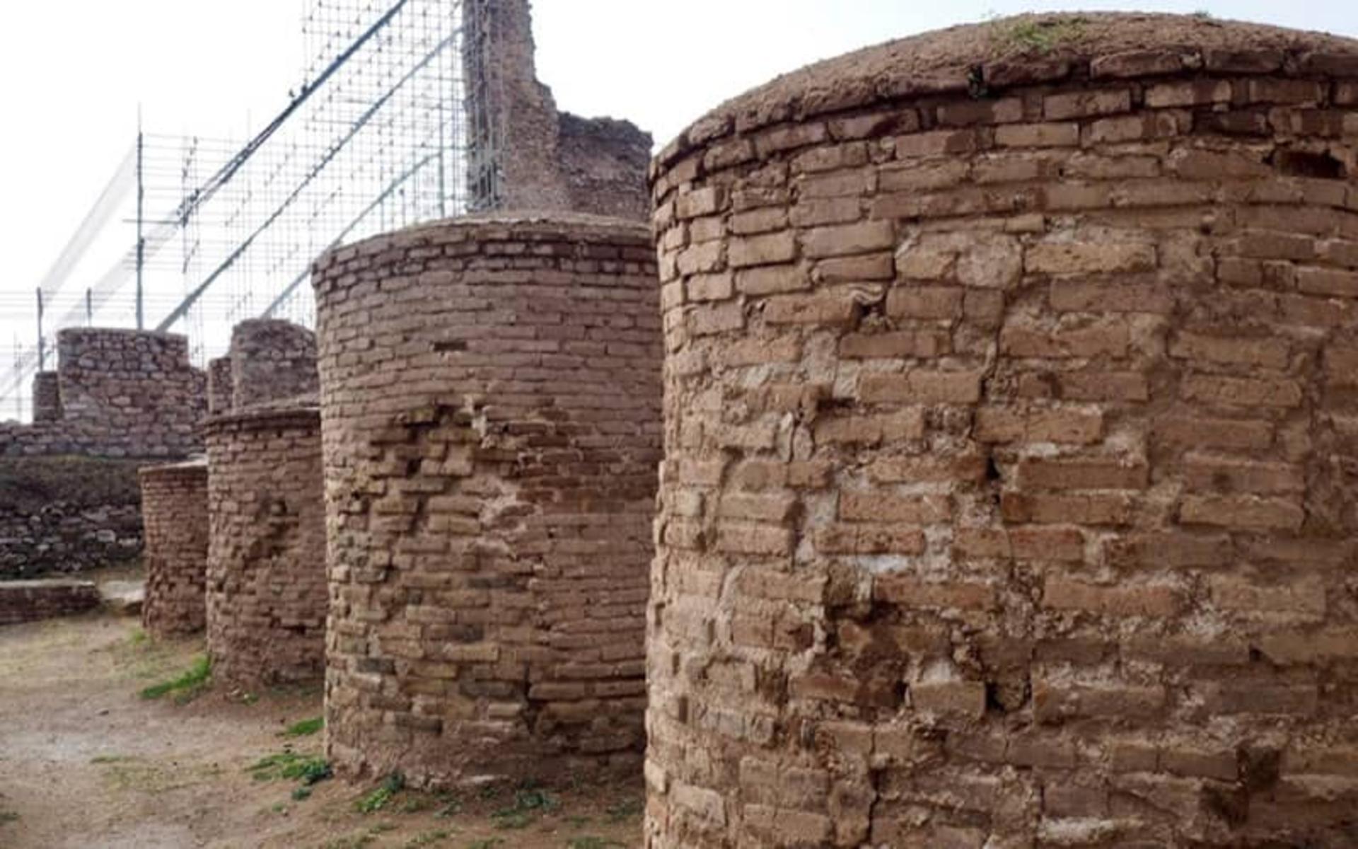 ستون های آجری و قدیمی