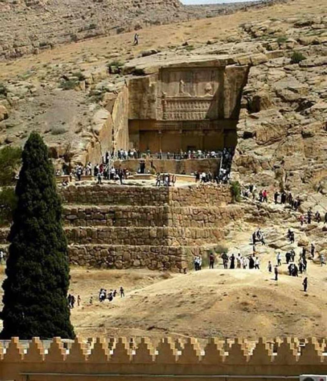 نمای بیرونی آرامگاه اردشیر سوم در تخت جمشید