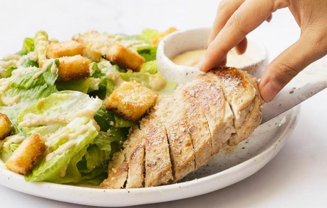 طرز تهیه سالاد سزار با مرغ گریل
