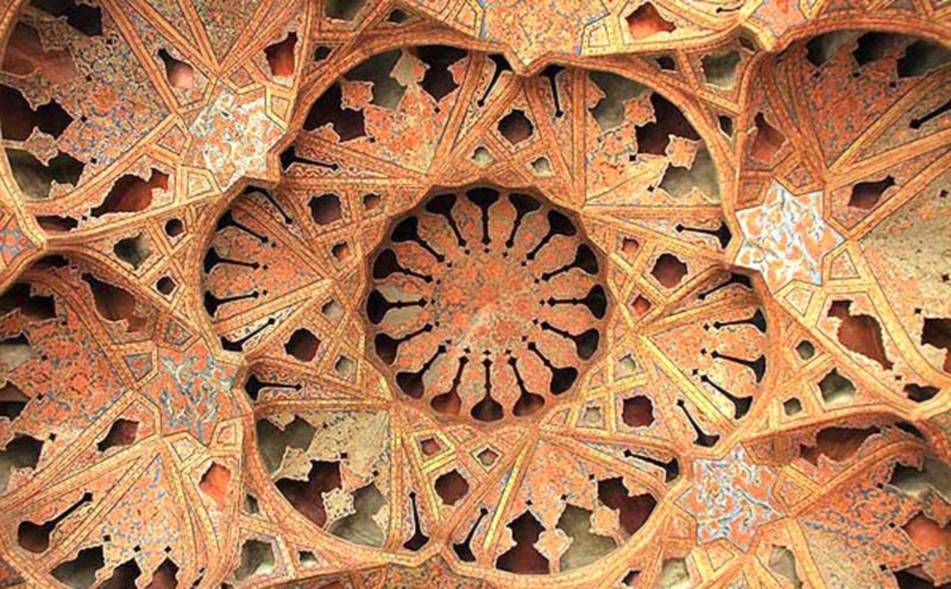 نقش و نگارهای مقرنس داخل کاخ عالی قاپو