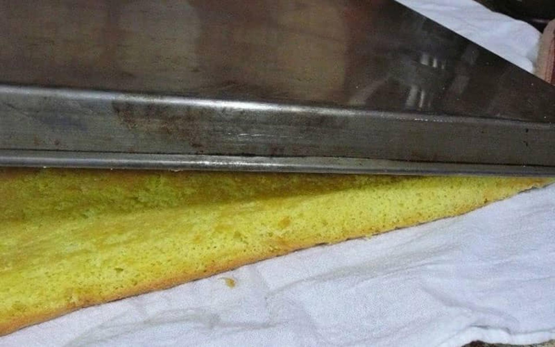 برگرداندن کیک رولت خامه ای روی پارچه نخی