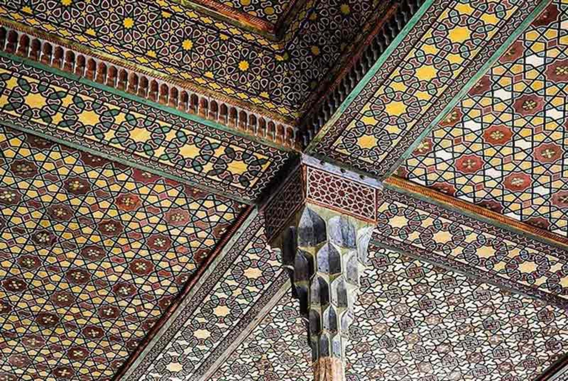 نقش و نگارهای سقف ایوان عمارت عالی قاپو