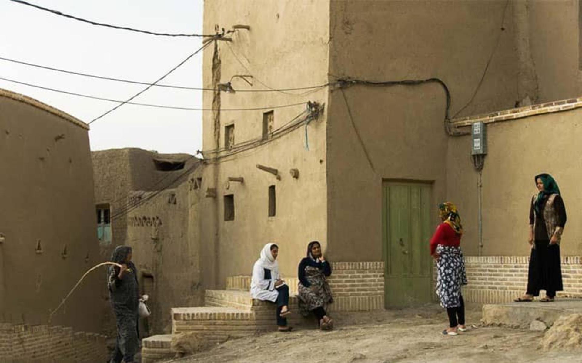زنان روستای نایبند در حال گپ و گفت
