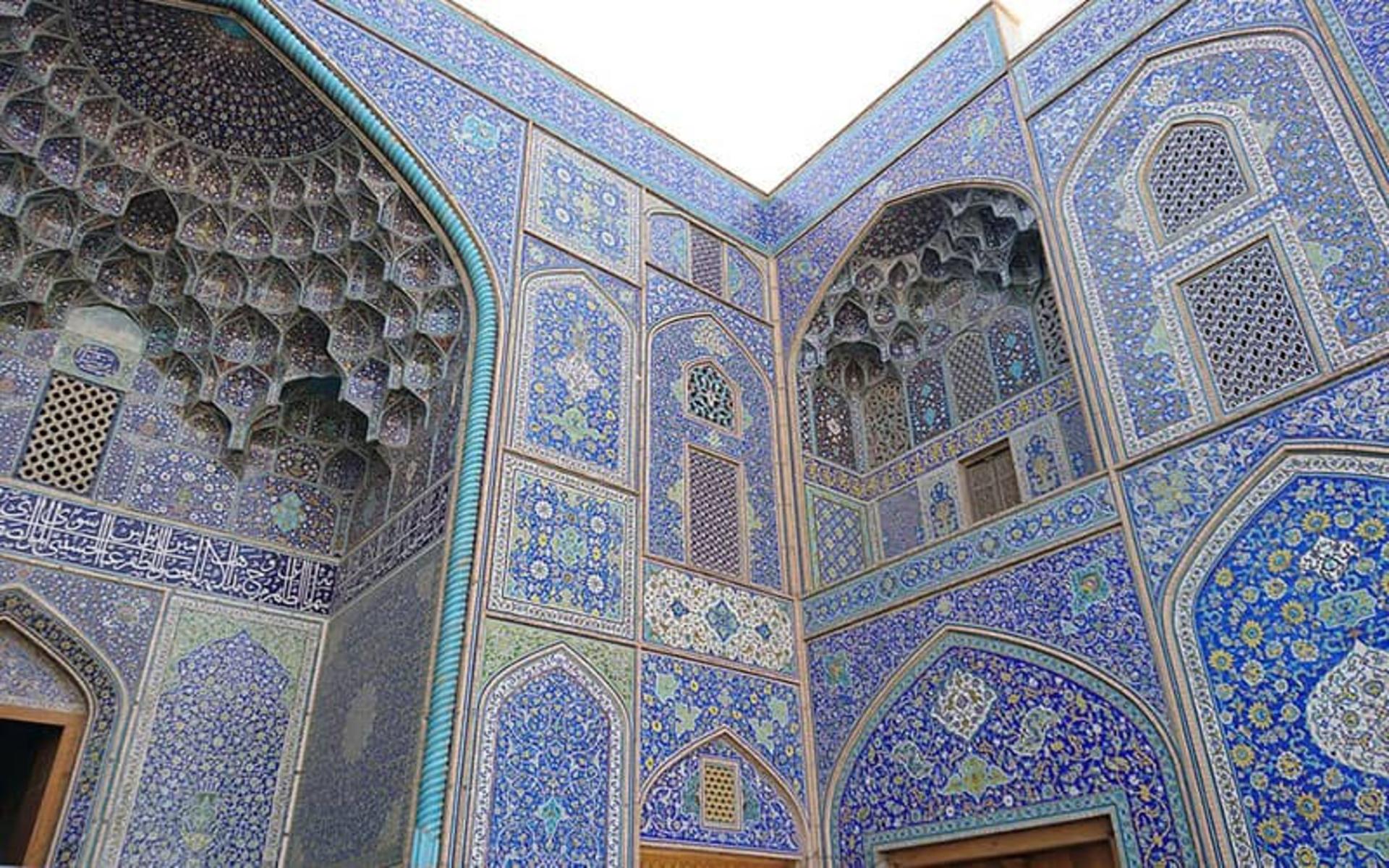 دیوار ورودی مسجد شیخ لطف الله با تزیینات کاشیکاری
