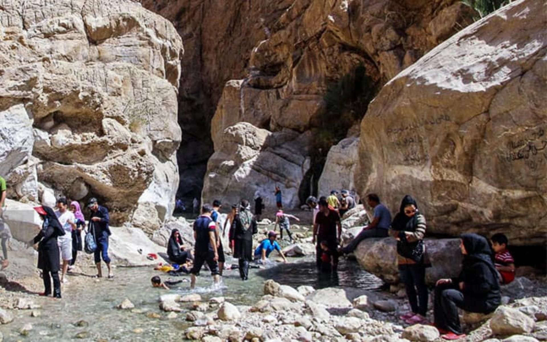 حضور گردشگران در چشمه مرتضی علی