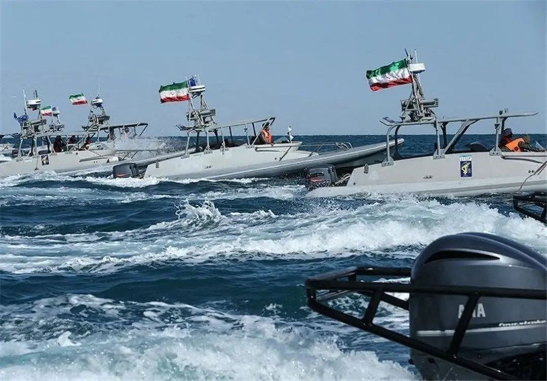 قایق های تندرو نظامی ایران در تنگه هرمز
