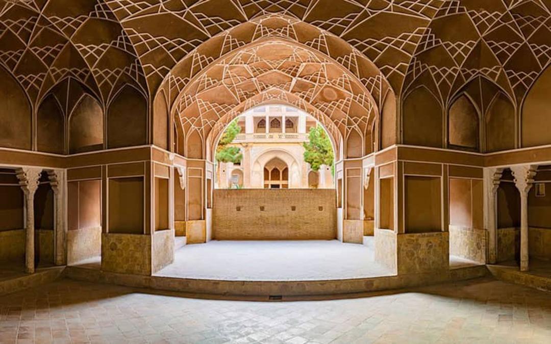 تزیینات سقف و دیوار در خانه عباسیان