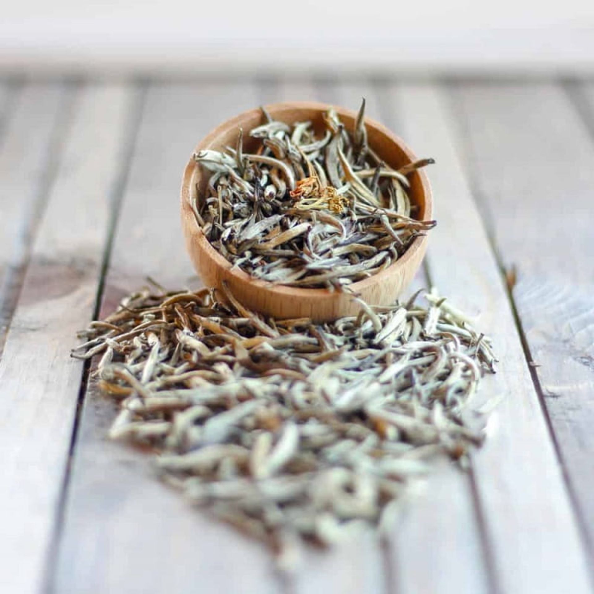 چای سفید سوزنی نقره‌ای