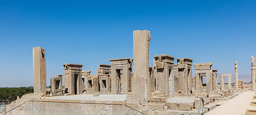 نمایی از بنای باقی مانده از کاخ تچر در محوطه تخت جمشید