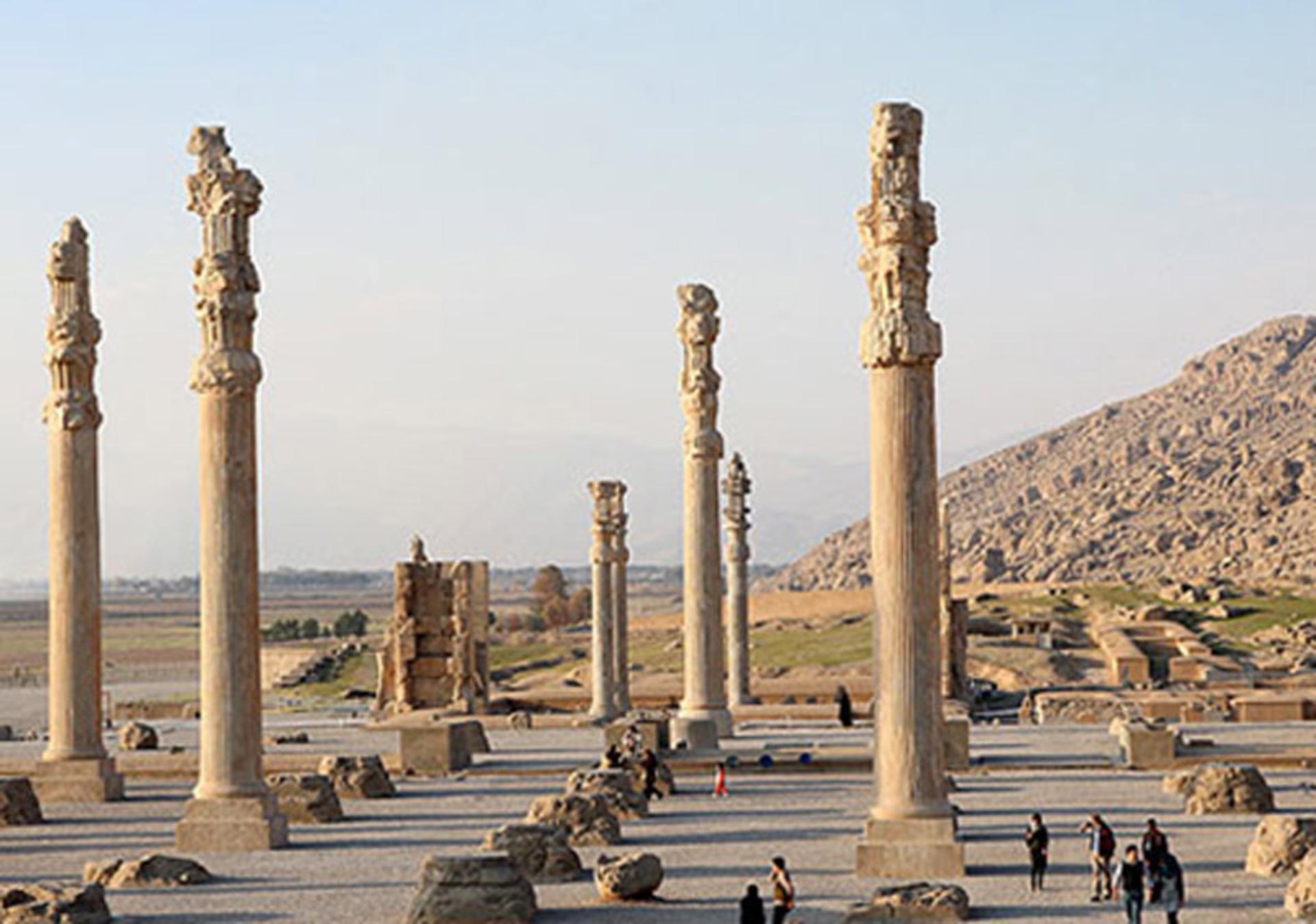 نایی از دور از ستون ها و کاخ آپادانا در تخت جمشید
