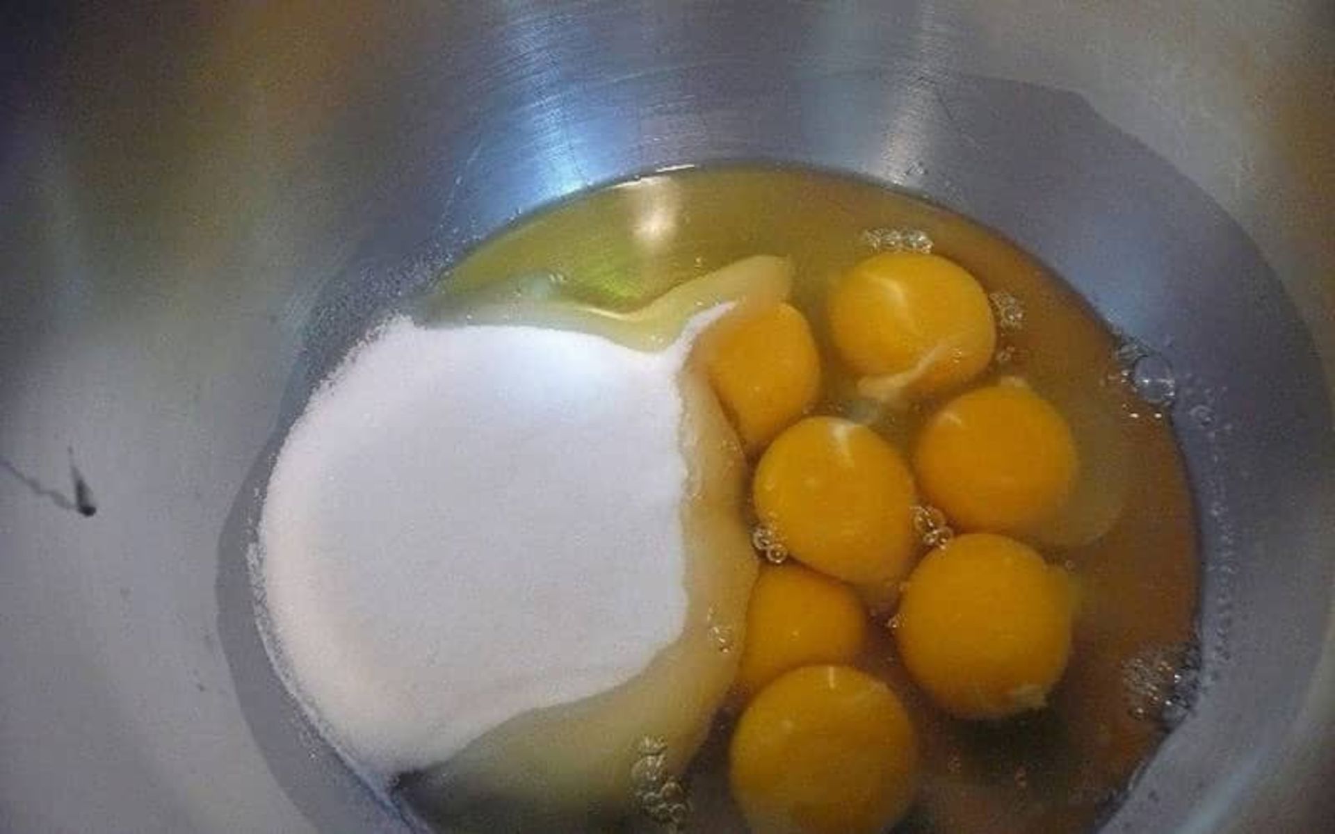 مخلوط کردن تخم مرغ و شکر و وانیل