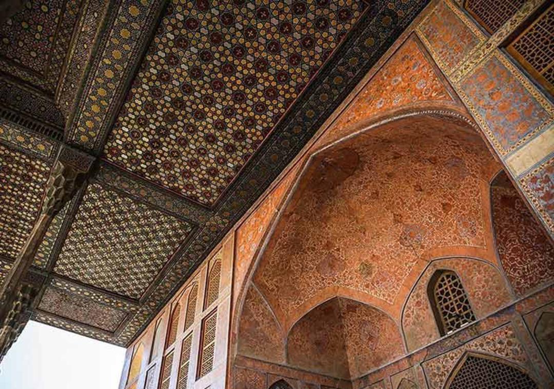 تزئینات ایوان و کاشی کری های بنای کاخ عالی قاپو