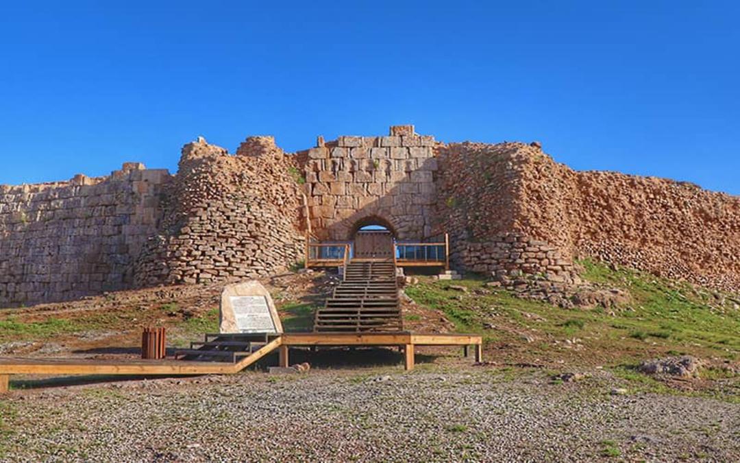 دروازه ورودی به یک محوطه تاریخی