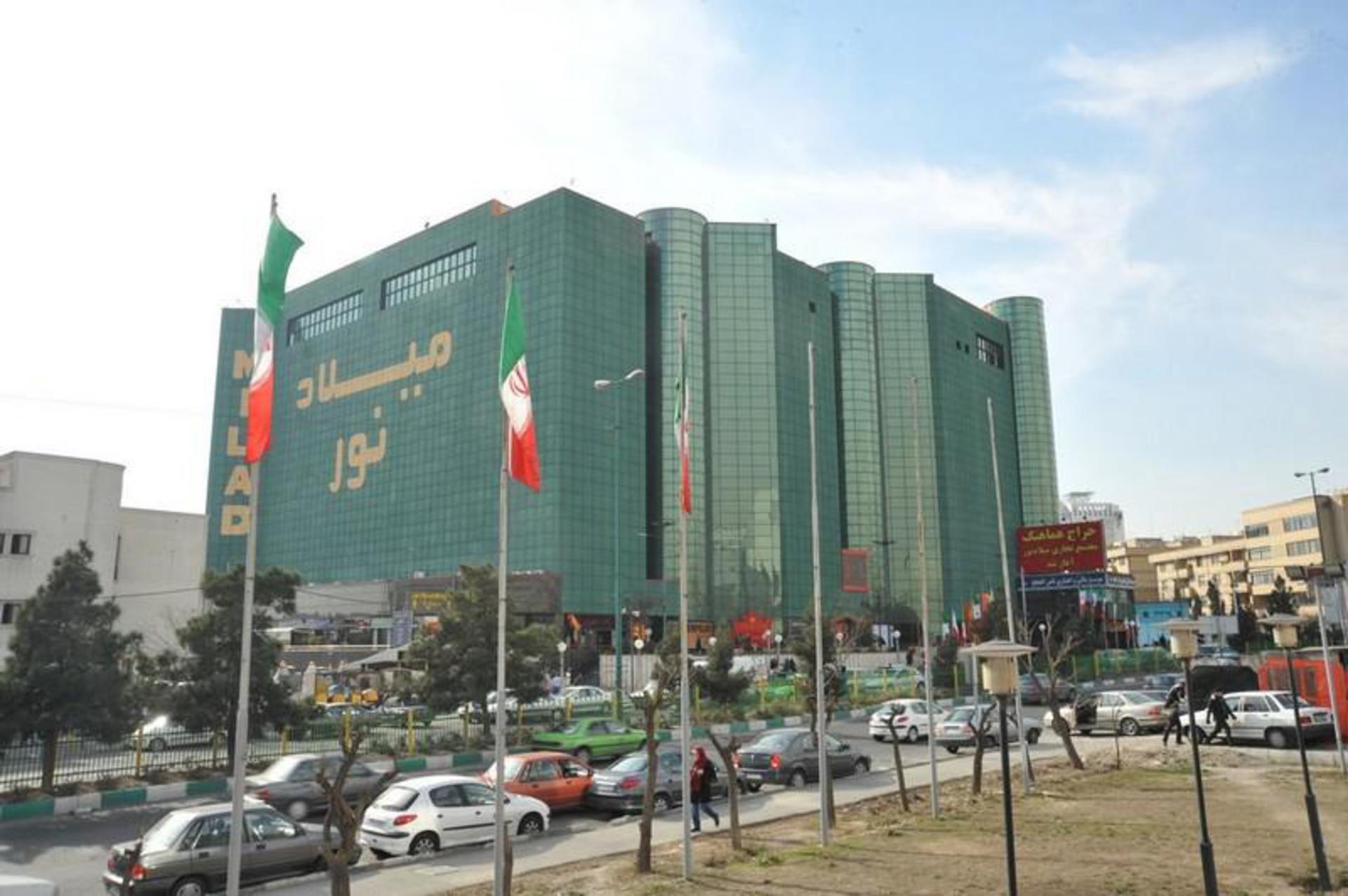 نمای بیرون مرکز خرید میلاد نور شهرک غرب تهران