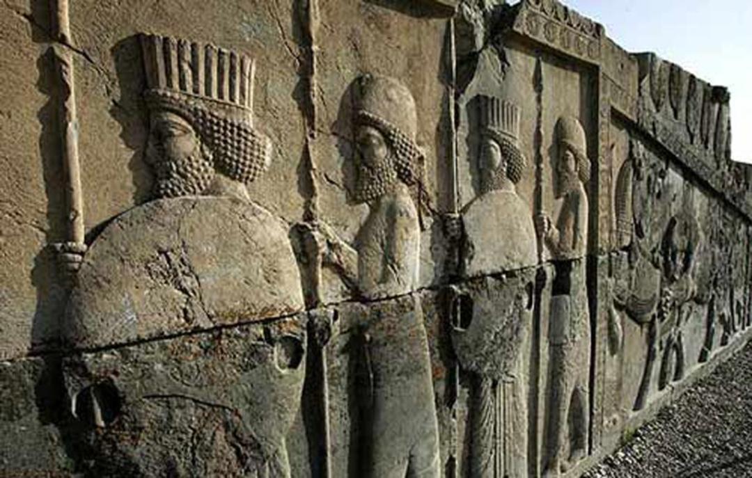 نقش برجسته سربازان هخامنشی در تخت جمشید از نمای کنار