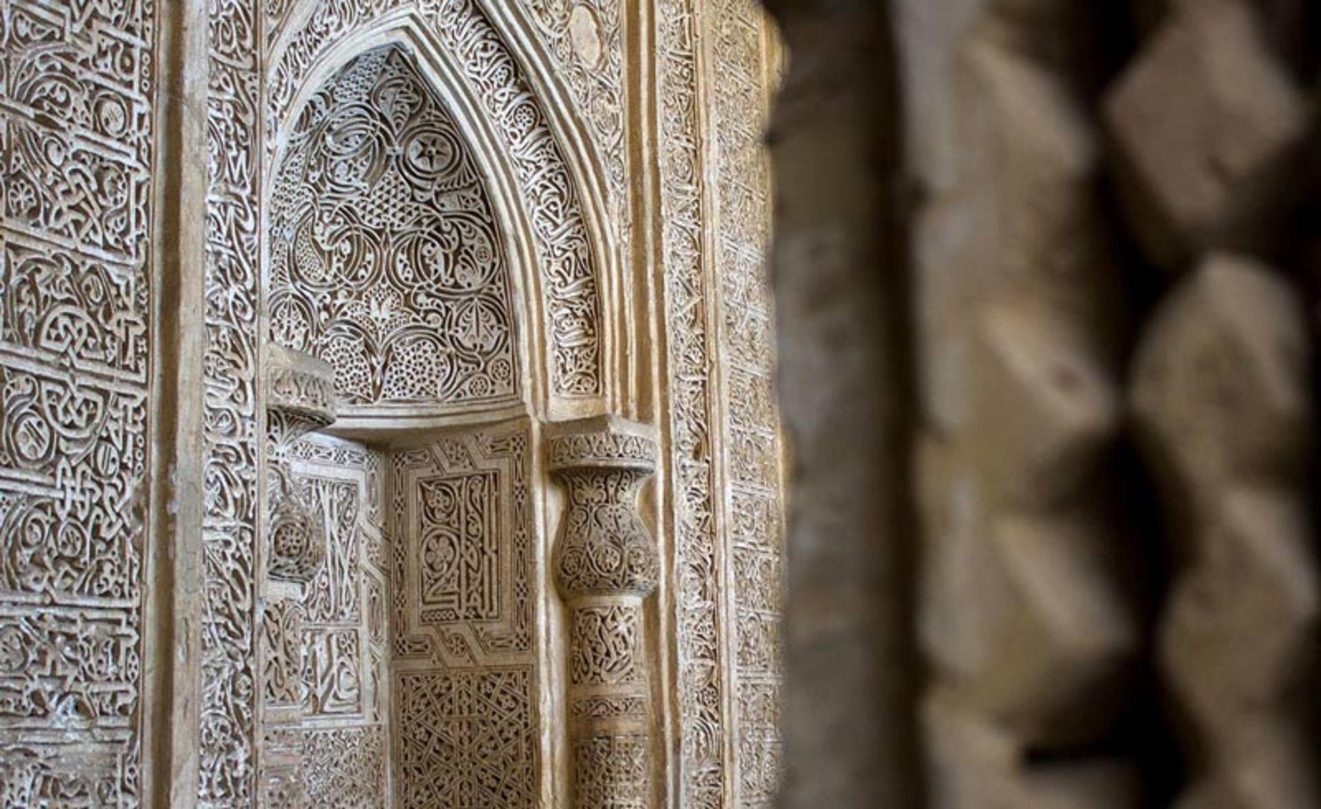 گچ بری مسجد جامع بسطام از نمای کنار