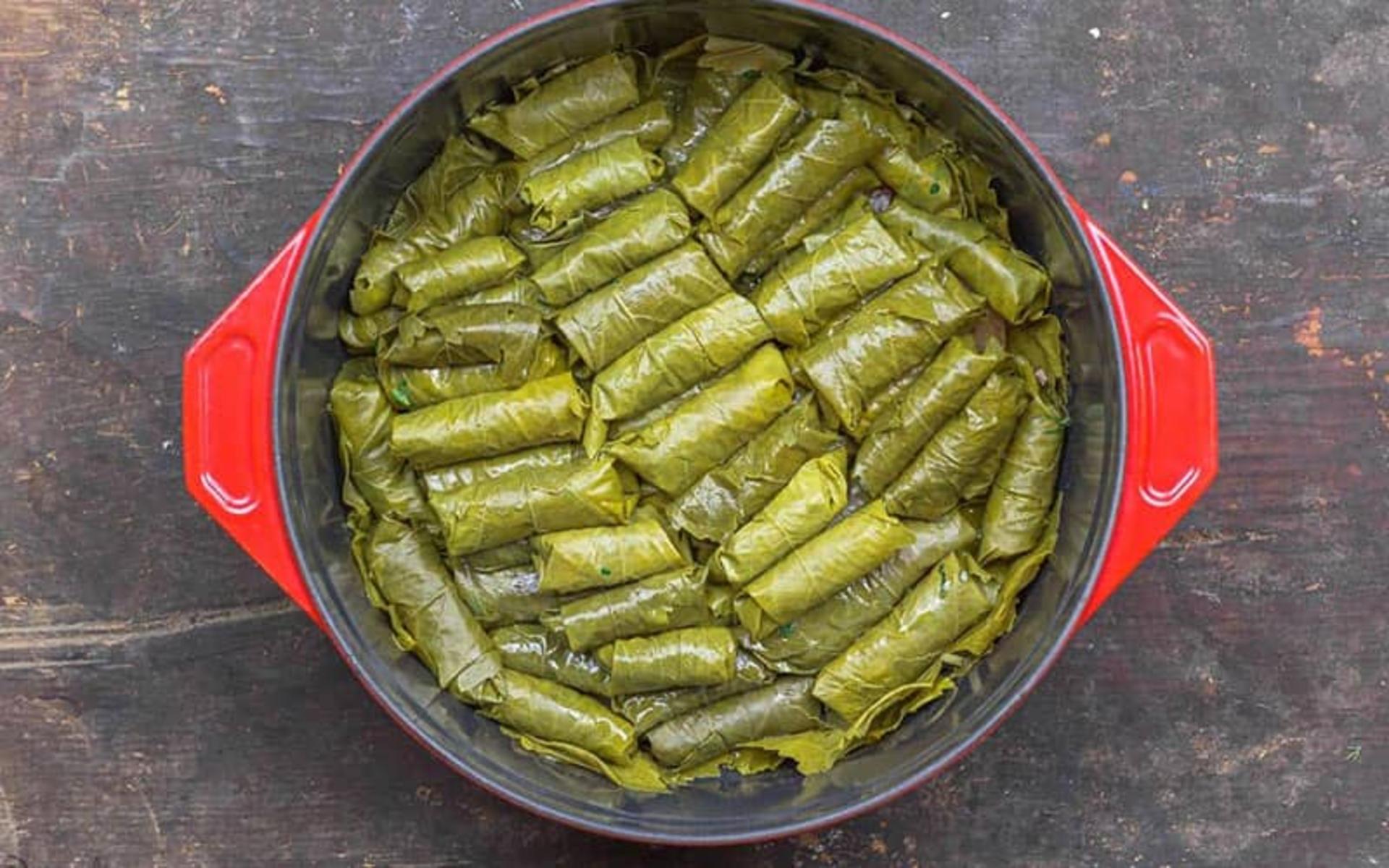 چیدن دلمه های برگ مو در قابلمه