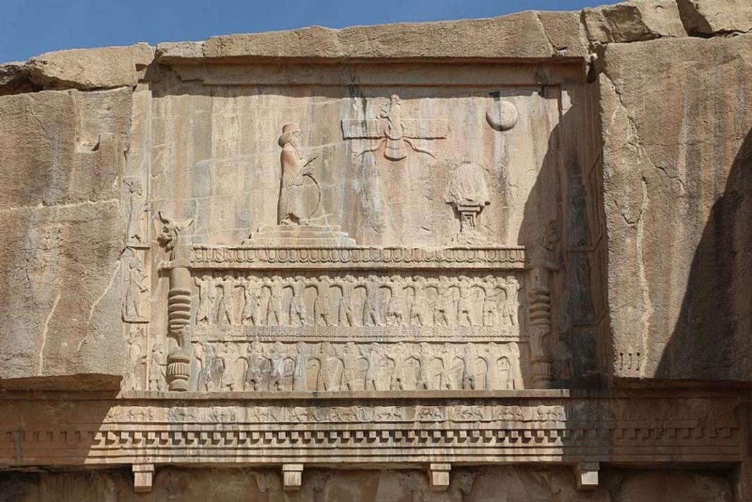 نقش برجسته سردر آرامگاه اردشیر سوم در تخت جمشید