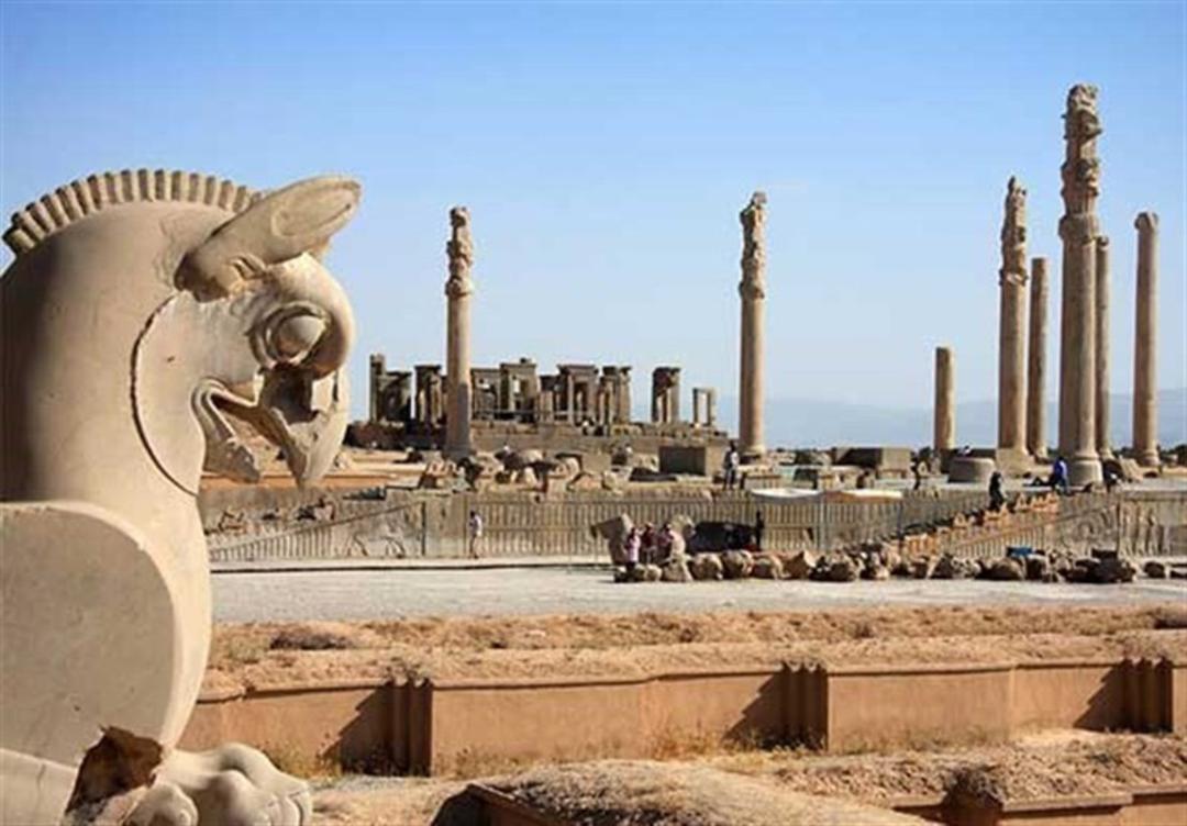 نمایی از ستون های باقی مانده کاخ آپادانا در تخت جمشید