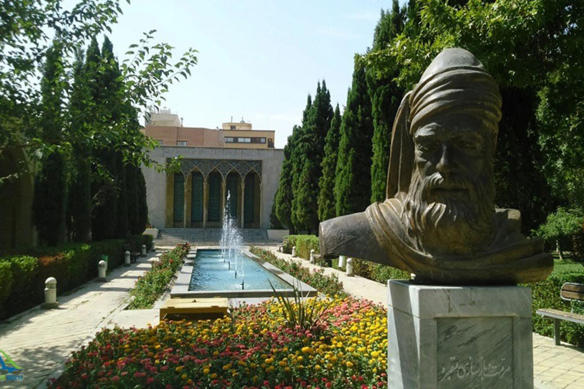 مجسمه صائب تبریزی در آرامگاه