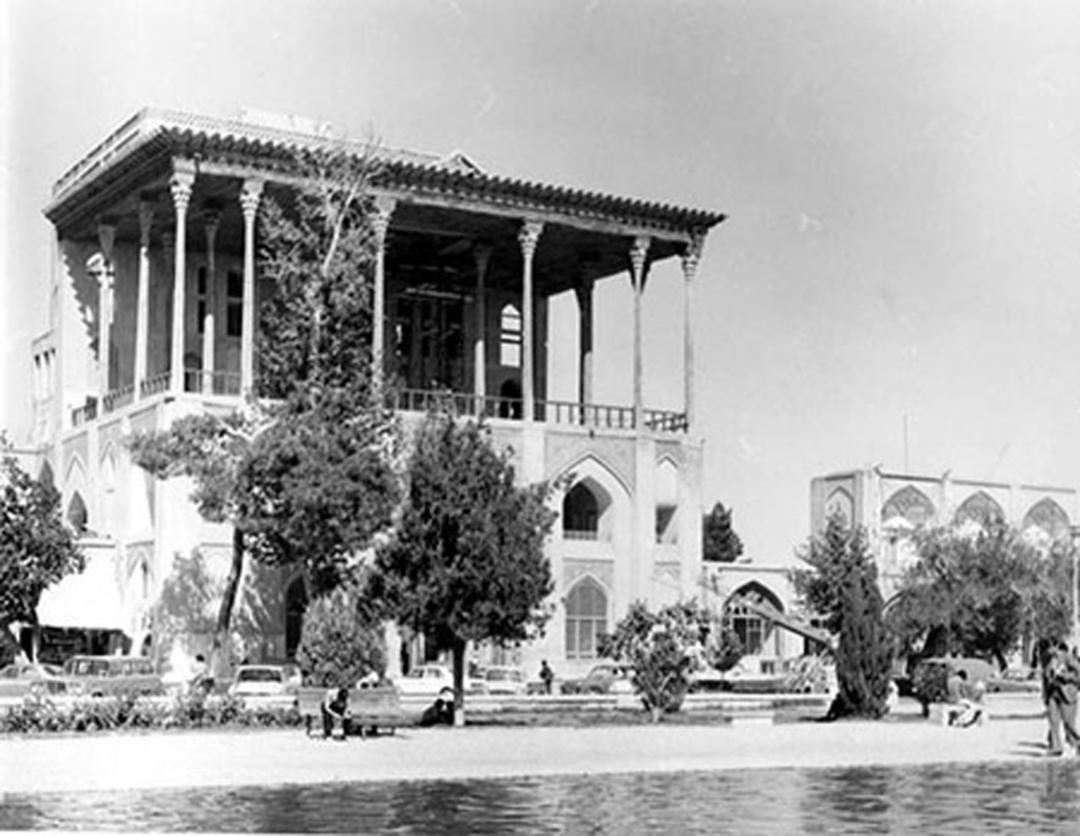 تصویری قدیمی از عمارت عالی قاپو