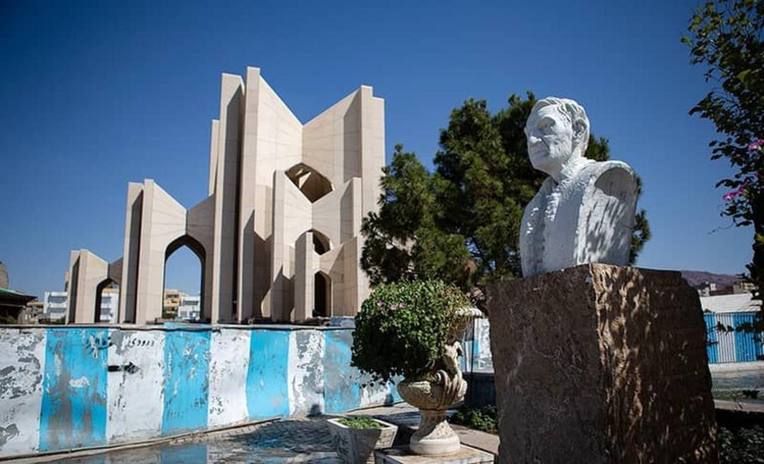تندیس شهریار در مقبره الشعرا تبریز