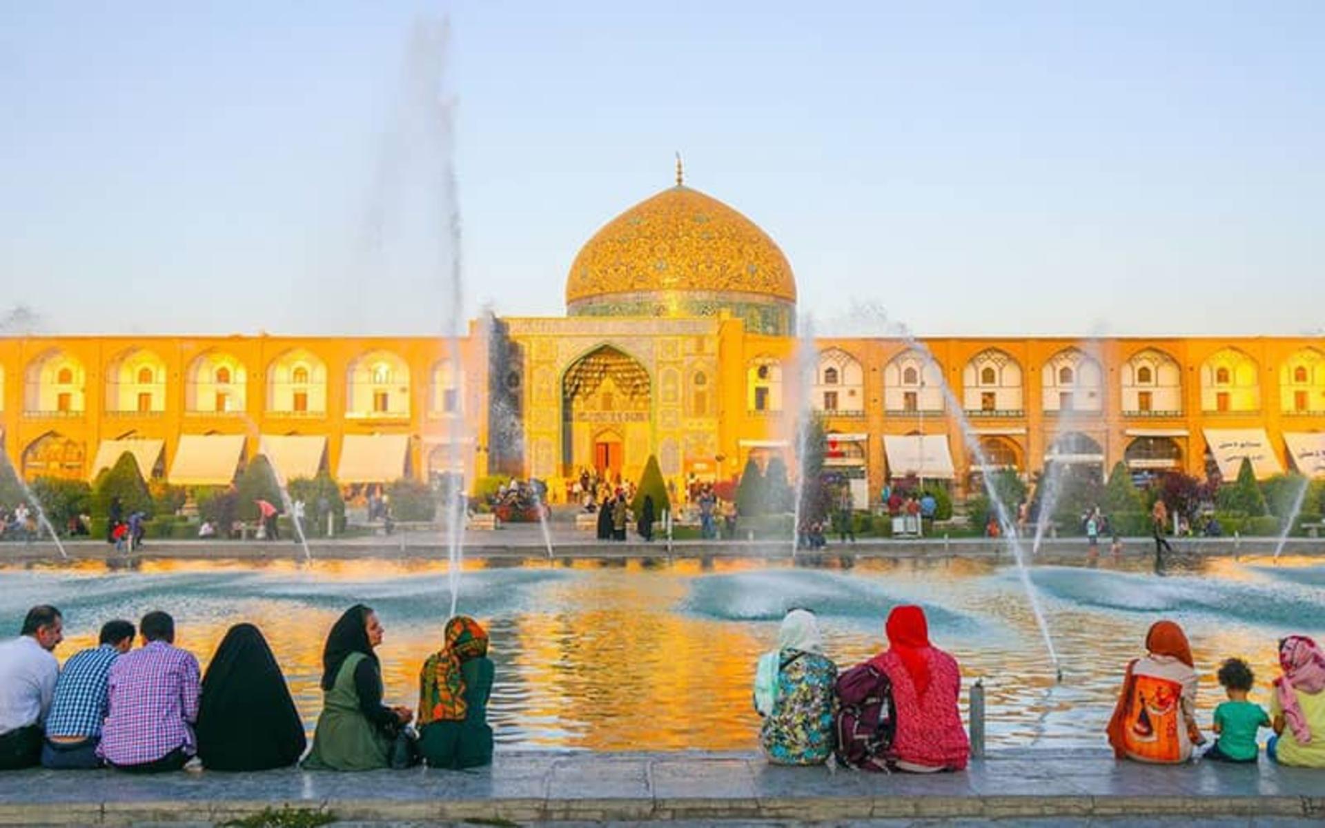 محوطه بیرونی مسجد شیخ لطف الله در میدان نقش جهان