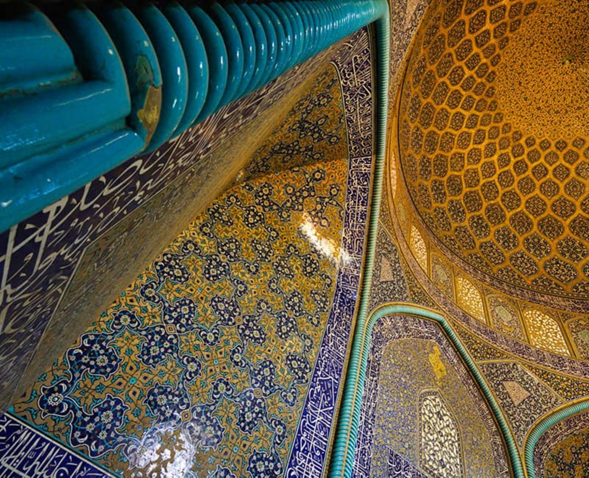 کاشی های مارپیچ فیروزه ای در مسجد شیخ لطف الله